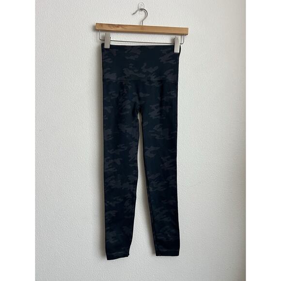 NWT SPANX look At Me Now Black Camo Leggings Womens Seamless Size Small Cropped - Picture 2 of 8
